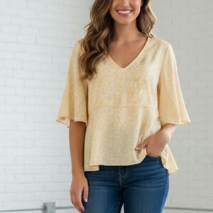 NWT Sz S CeCe Floral Yellow V-Neck Flowy Blouse Relaxed Fit Women's Top